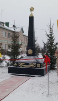 Мемориальная стела на воинском захоронении