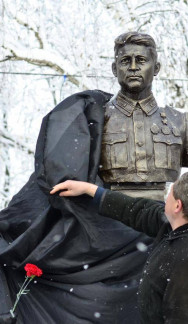 Памятник-бюст Герою Советского Союза М.А.Лукину