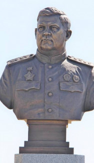 Памятник-бюст Герою Советского Союза генералу Н.Ф.Ватутину