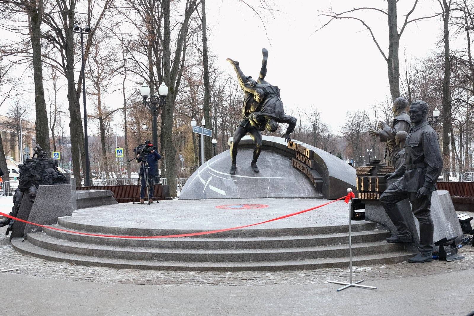 Мемориал анатолия. Памятник Василию Ощепкову в Москве Лужники. Памятник самбо в Лужниках. Памятник основоположникам самбо Лужники. Памятник основателям самбо в Лужниках.