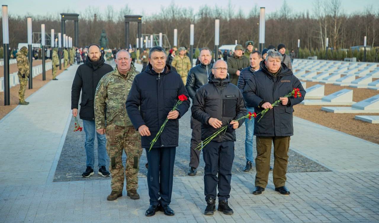 Мемориал незаживающая рана донбасса. Мемориал незаживающая рана Донбасса в Луганске. Мемориальный комплекс незаживающая рана Донбасса. Незаживающая рана Донбасса мемориал. Мемориал незаживающая рана Донбасса в Луганске открыли.