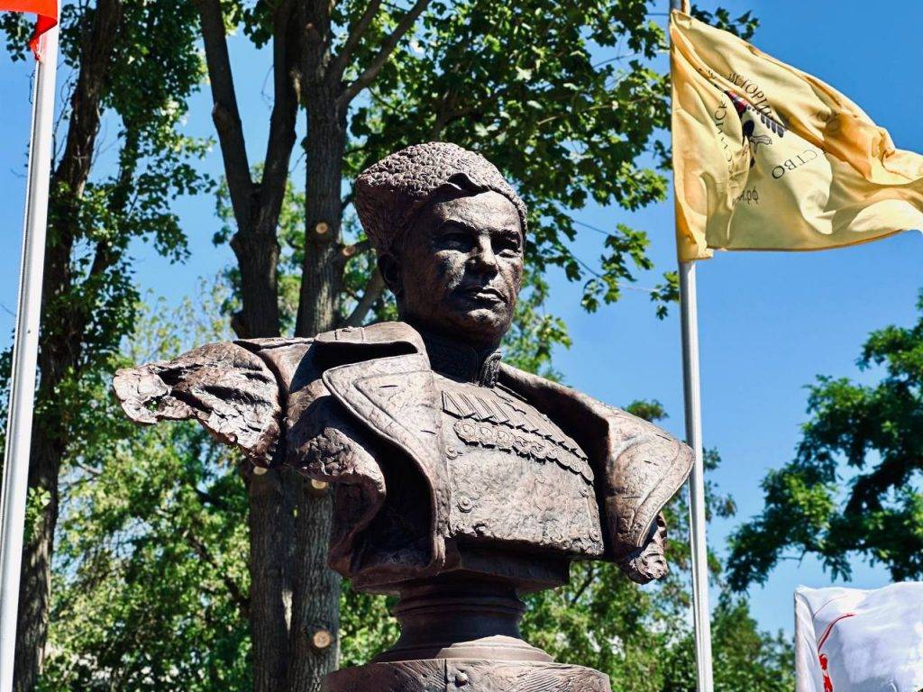 В Новочеркасске открыли памятник Герою Советского Союза Якову Крейзеру